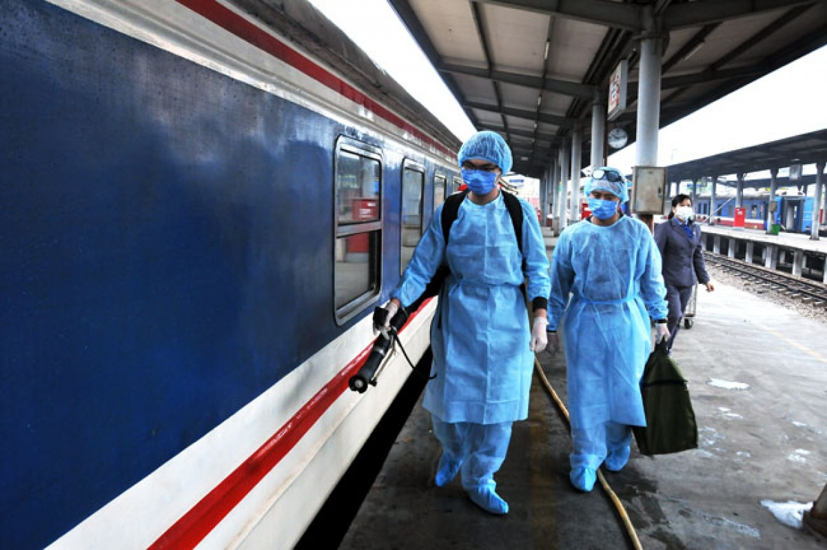 Mỗi chuyến tàu về ga sẽ được phun khử khuẩn.