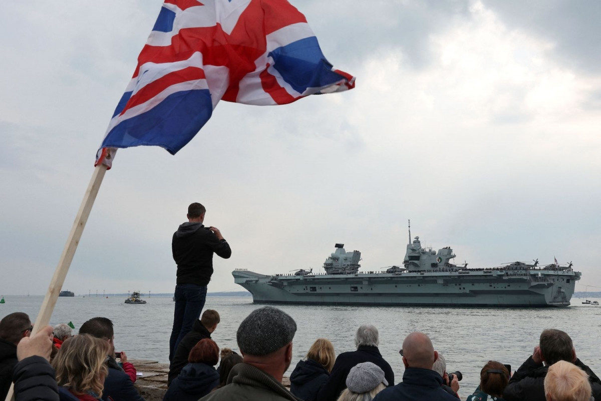 Mọi người đang theo dõi tàu sân bay HMS Queen Elizabeth của Anh rời Căn cứ Hải quân Portsmouth ở tây nam England ngày 1/5. Ảnh: AFP