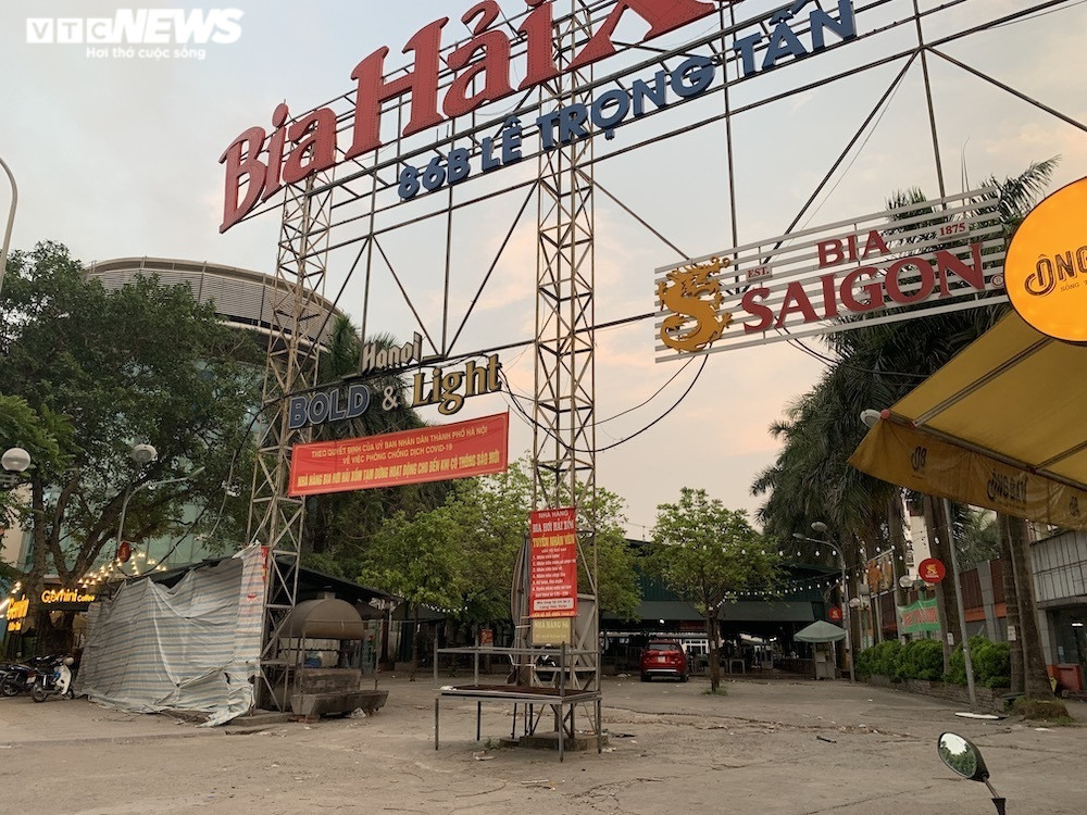 Cận cảnh loạt quán bia lớn ở Hà Nội 'vườn không nhà trống' giữa mùa hốt bạc - 1