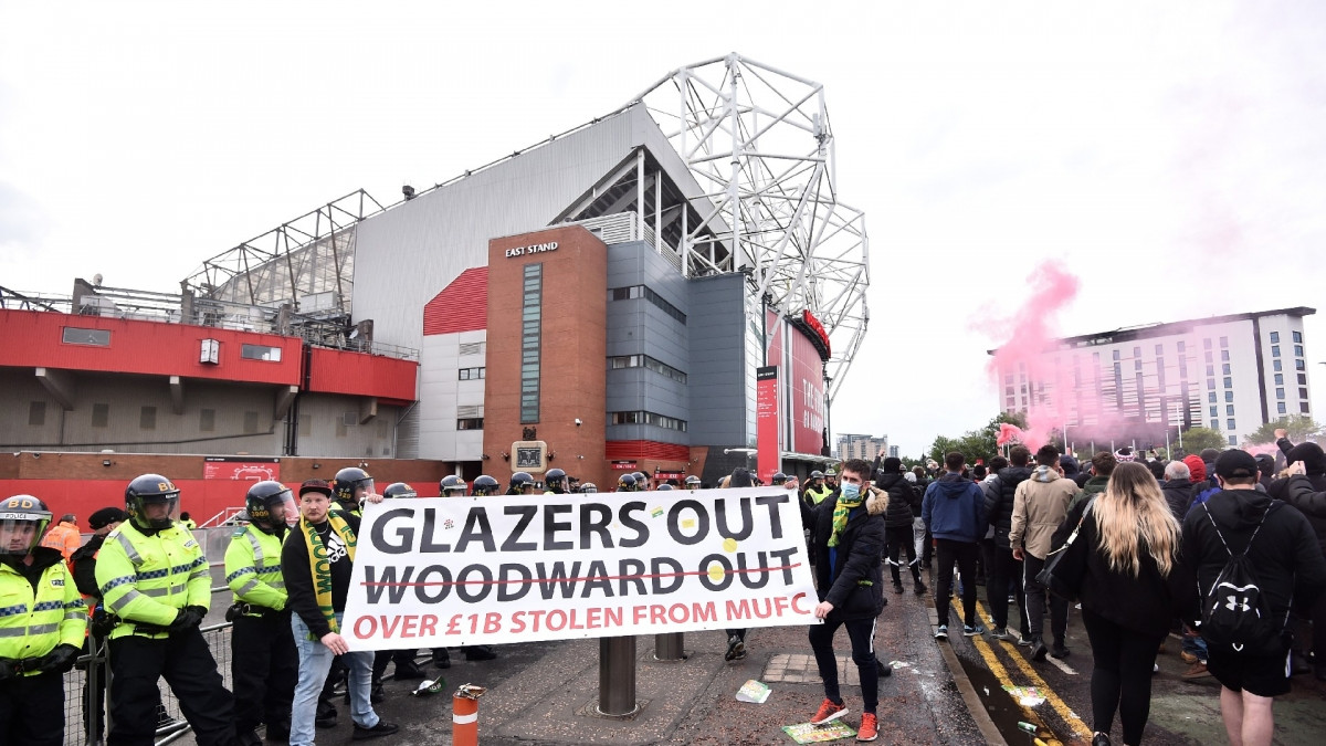 CĐV MU tiếp tục biểu tình phản đối các ông chủ nhà Glazer trước trận gặp Liverpool.