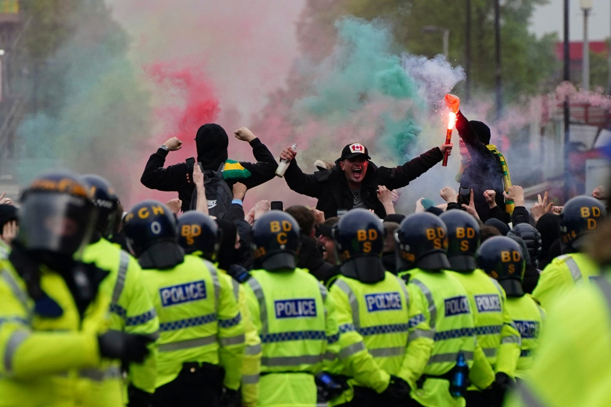 Tuy nhiên, an ninh đã được thắt chặt ở sân Old Trafford khiến CĐV quá khích không thể tràn vào trong sân làm loạn như hôm 2/5.