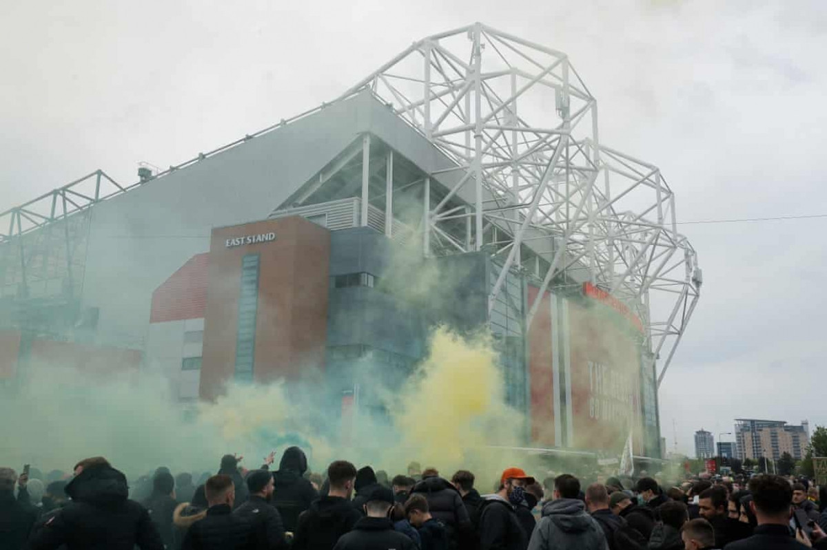 Hôm 2/5, các CĐV biểu tình không chỉ làm loạn ở sân Old Trafford mà còn vây kín khách sạn nơi toàn đội MU đóng quân khiến trận đấu với Liverpool bị hoãn.