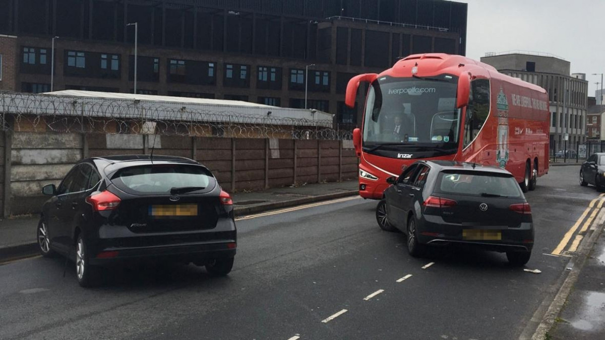 Một nhóm CĐV quá khich đã chặn đường chiếc bus màu đỏ nổi tiếng của Liverpool...