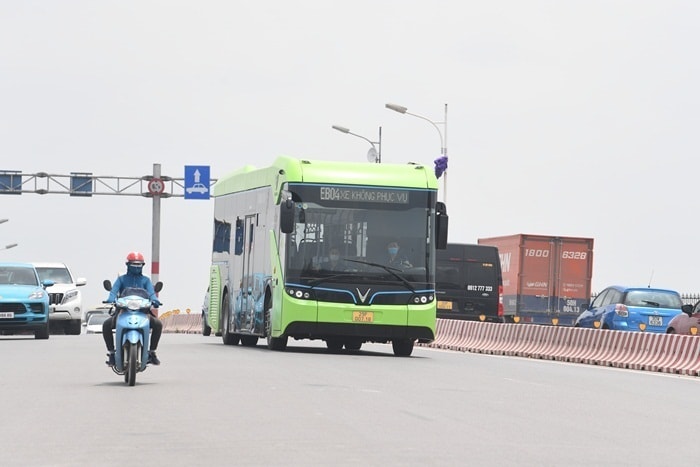 Ảnh: Xe buýt điện thông minh VinBus chạy thử tuyến nội đô Hà Nội - 4