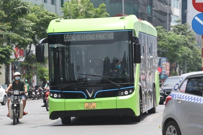 Ảnh: Xe buýt điện thông minh VinBus chạy thử tuyến nội đô Hà Nội - 6