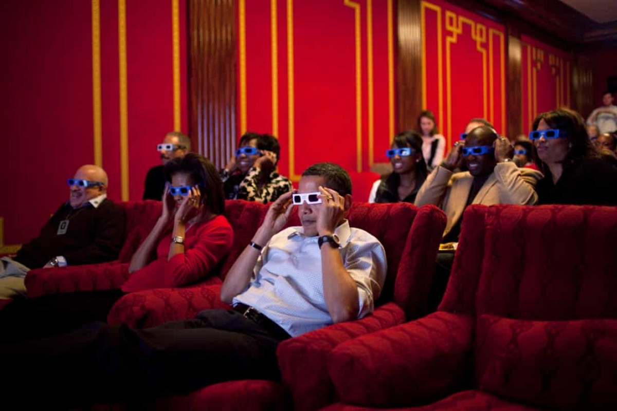 Nhà Trắng có thể xem phim trước những người khác. Phòng chiếu phim tại Nhà Trắng sẽ nhận được các bộ phim gửi từ Hollywood và mọi người tại đây sẽ được thưởng thức bộ phim trước khi chúng ra mắt công chúng. 