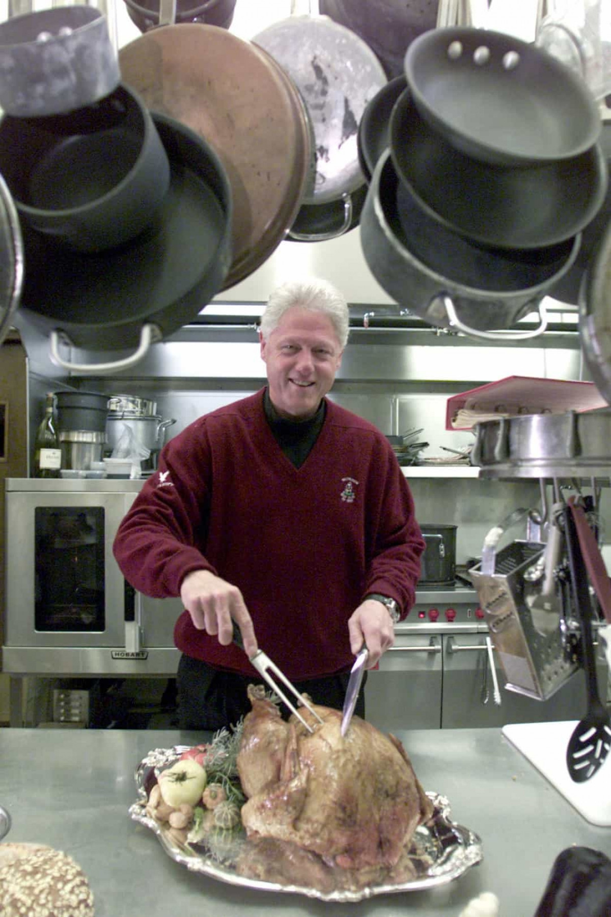Đệ nhất gia đình Mỹ có thể tự nấu ăn khi họ có bếp riêng trong khu sinh hoạt. Theo Stars Insider, cựu Đệ nhất phu nhân Hillary Clinton rất thích tự tay làm bữa sáng cho con gái.