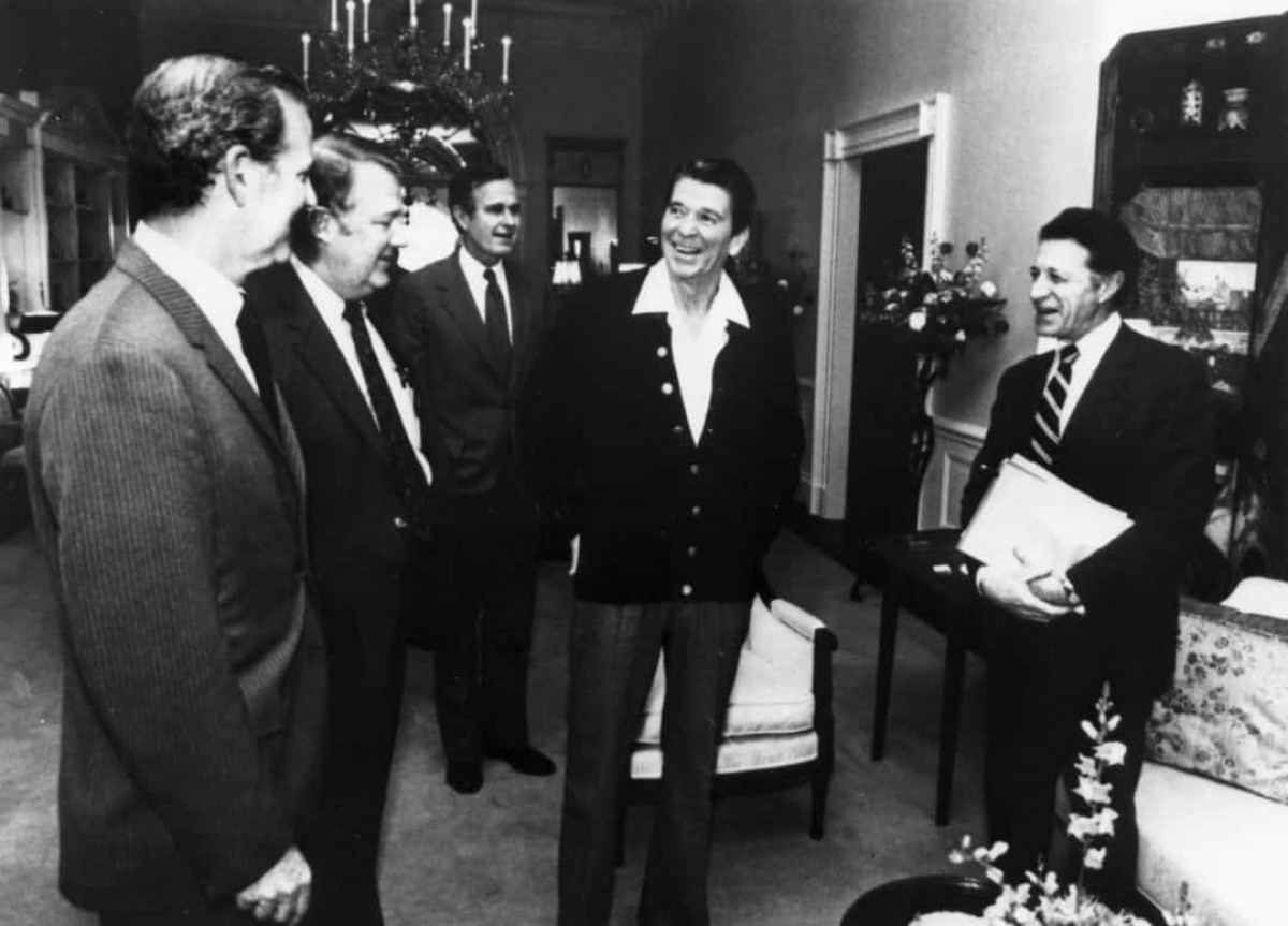 Không cần mang theo tiền mặt tại Nhà Trắng. Các cựu Tổng thống George H.W. Bush và Reagan không bao giờ mang theo tiền mặt.