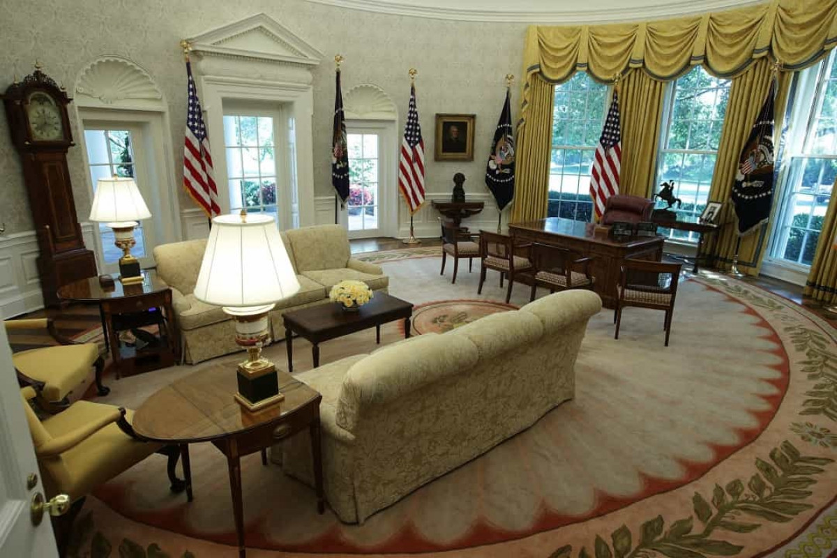 Các tổng thống có thể tự trang trí Phòng Bầu dục. Mặc dù căn phòng này có vẻ mang tính biểu tượng và không thể thay đổi, nhưng mọi tổng thống đều được phép thay đổi mọi thứ. Tuy nhiên, các cựu Tổng thống Eisenhower và Carter không thay đổi bất kỳ điều gì trong Phòng Bầu dục và ông Reagan chỉ thay một tấm thảm.