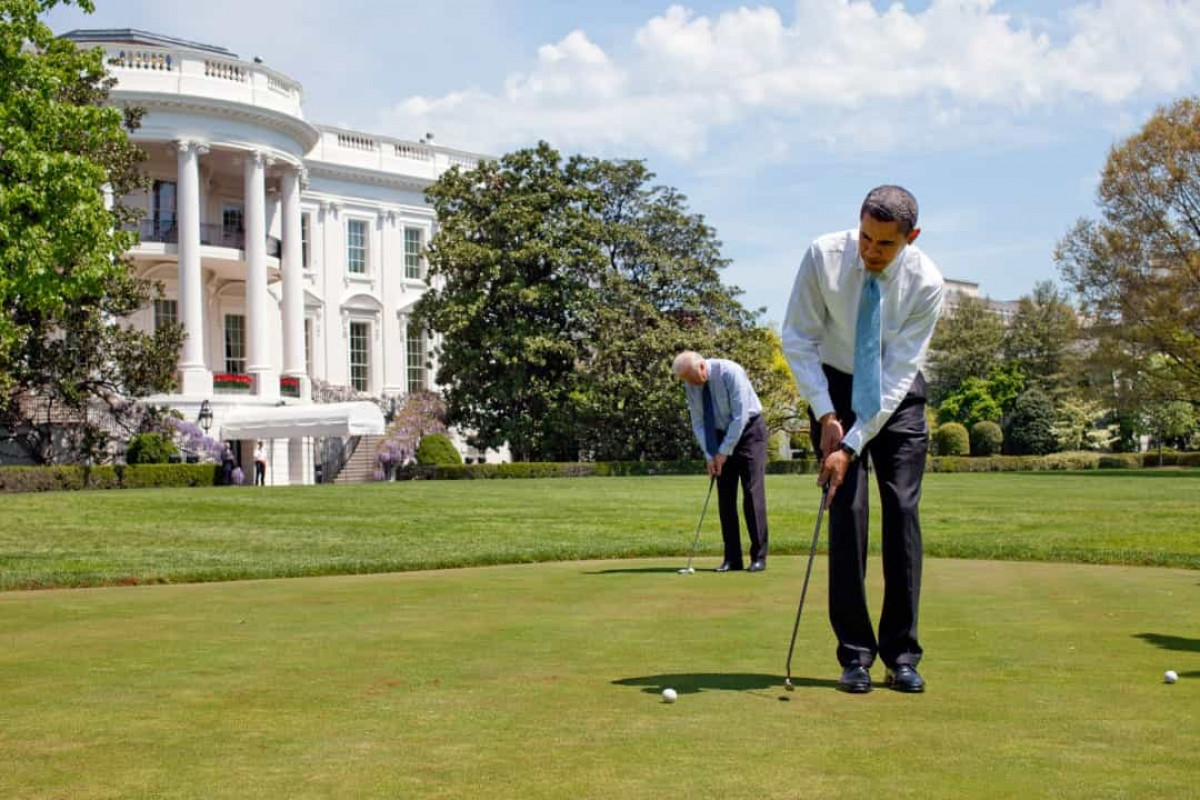 Có một sân golf mini ngay bên ngoài Phòng Bầu dục. Cựu Tổng thống Bill Clinton đã cho lắp đặt sân golf này vào năm 1995. Trong ảnh: Ông Joe Biden chơi golf cùng ông Barack Obama tại sân golf mini ở Nhà Trắng.