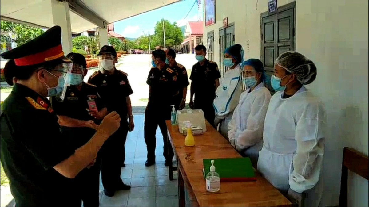 Đoàn làm việc tại Bệnh viện Quân y 107 - tỉnh Luang Prabang( Ảnh đoàn cung cấp).