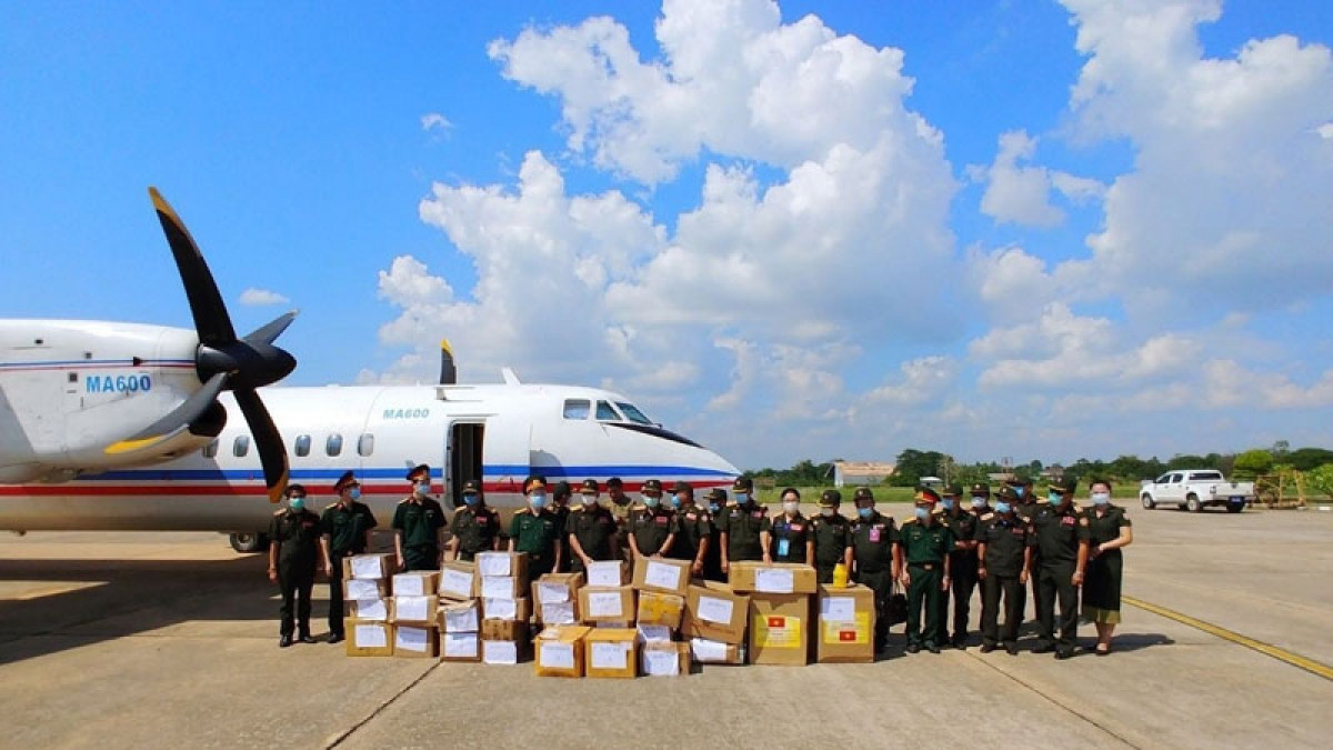 Các chuyên gia quân y Việt Nam cùng đồng nghiệp Lào đưa vật tư y tế do Bộ Quốc phòng Việt Nam tặng các Bệnh viện quân y ở Trung và Nam Lào (ảnh đoàn cung cấp).