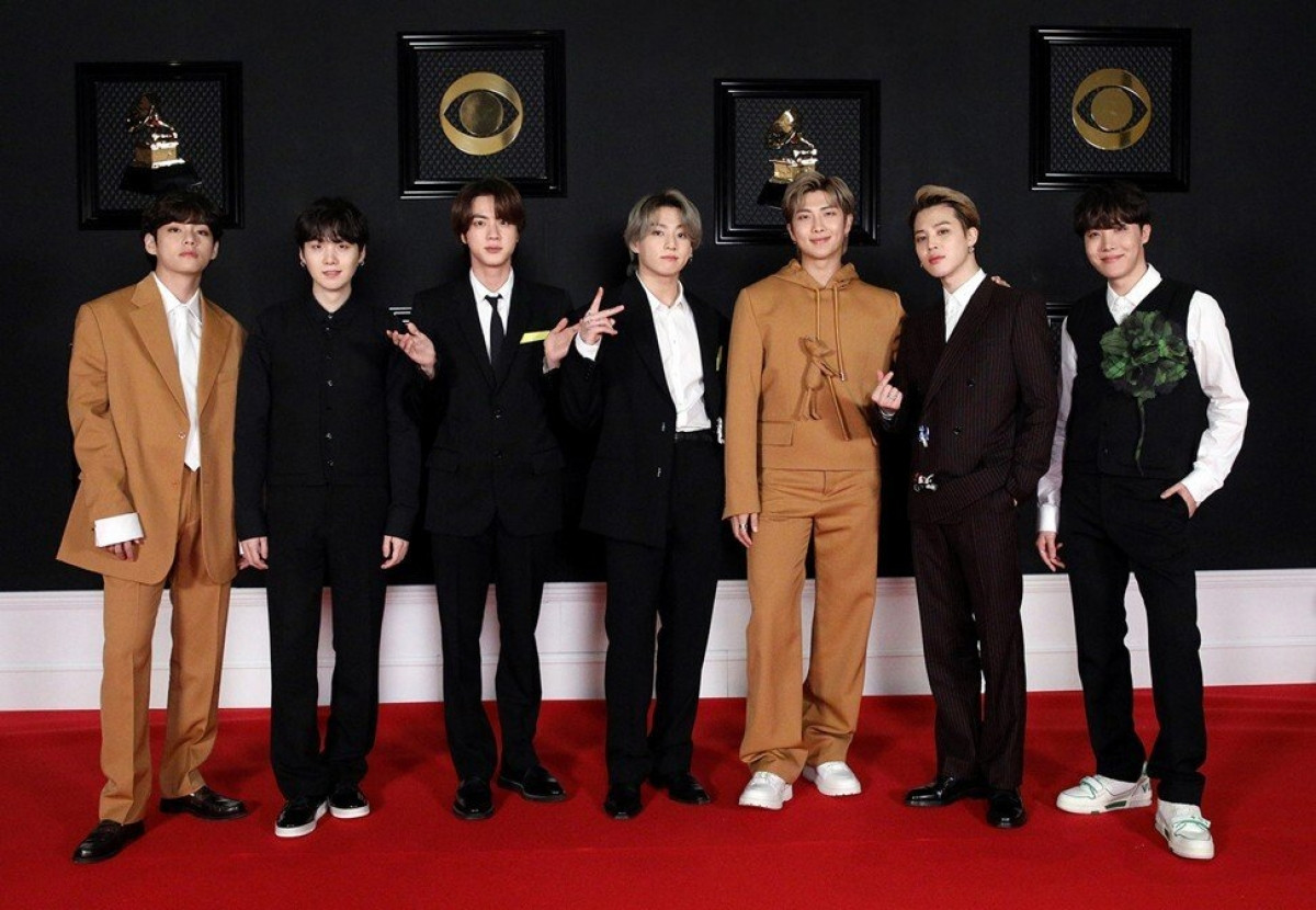 BTS đã khiến khán giả thích thú khi mặc trang phục nằm trong bộ sưu tập mùa Thu 2021 dành cho nam giới của Louis Vuitton tại lễ trao giải Grammy 2021.