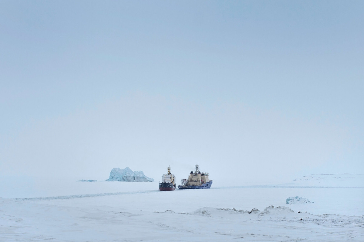 Một tàu phá băng mở đường cho một tàu chở hàng gần quần đảo Franz Josef Land. Ảnh: New York Times