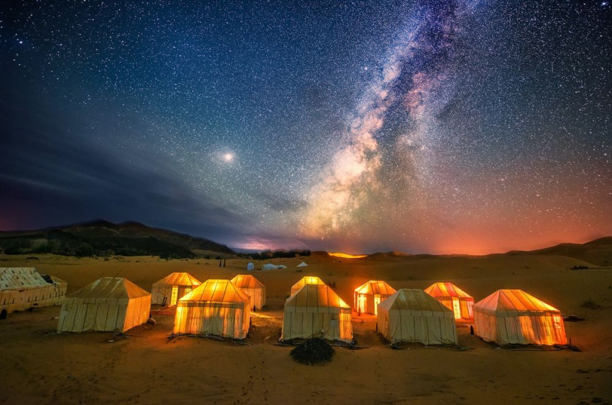 Cắm trại tại sa mạc ở Maroc. Nguồn: Getty Images