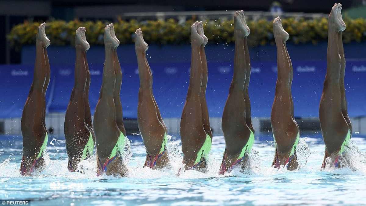 Đội tuyển Nhật Bản biểu diễn “trồng chuối” dưới nước, ở Rio. Ảnh: Reuters.