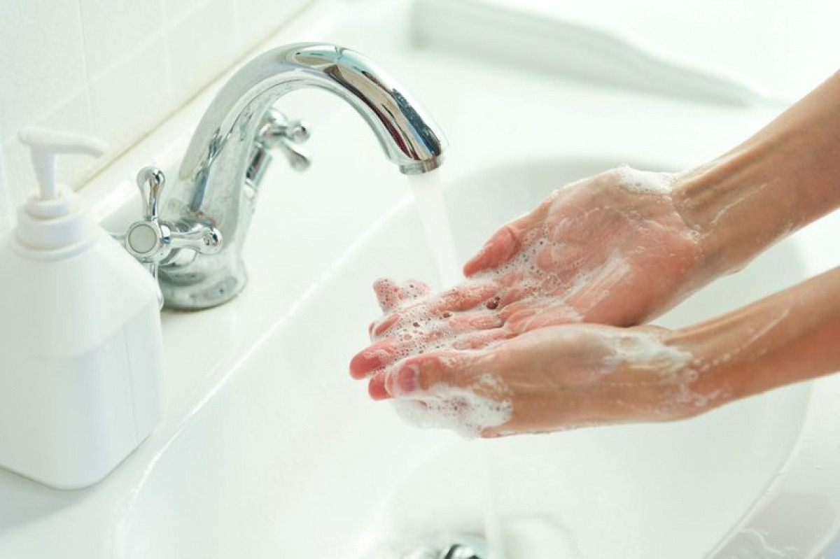 Rửa tay không đủ lâu: Nghiên cứu cho thấy tới 95% chúng ta không rửa tay đủ thời gian để có thể tiêu diệt vi khuẩn triệt để - tức là đủ 20 giây rửa tay với nước và xà phòng. Thời gian trung bình mà chúng ta dành để rửa tay mỗi lần chỉ vào khoảng 6 giây.