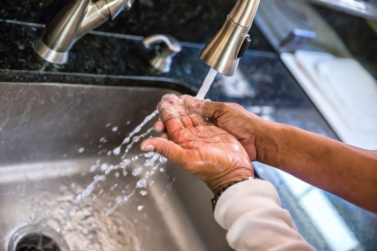 Không rửa phần kẽ tay và đốt ngón tay: Nếu bạn chỉ xoa xà phòng giữa lòng bàn tay rồi xả nước thì việc rửa tay hầu như không có tác dụng gì. Vi khuẩn thường ẩn nấp dưới móng tay và giữa các kẽ tay, do đó bạn cần chú ý các phần này khi rửa tay.