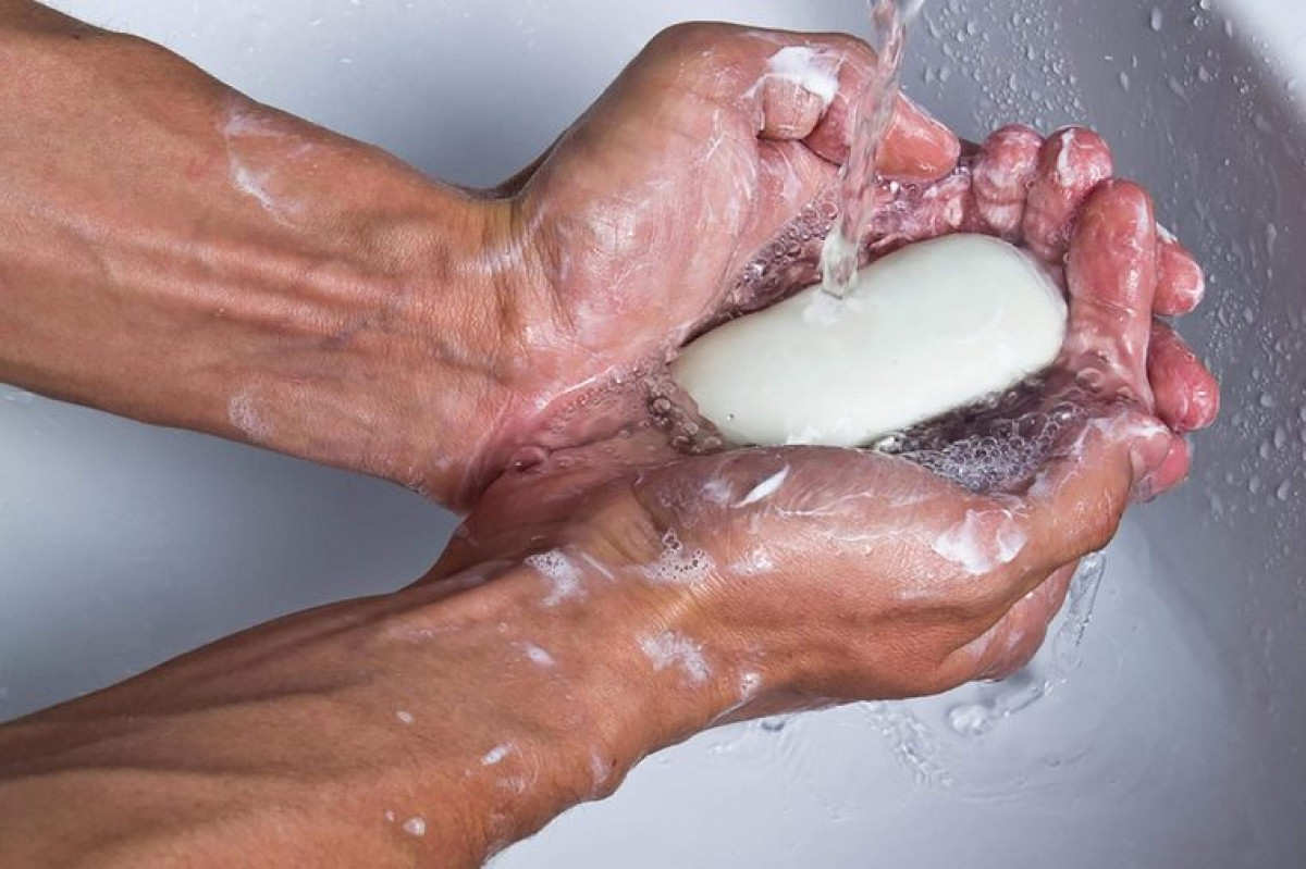Không rửa bánh xà phòng trước khi sử dụng: Nghiên cứu cho thấy nhiều loại vi sinh vật gây bệnh có thể bám lên bánh xà phòng sau mỗi lần sử dụng. Do đó, bạn nên rửa bánh xà phòng trước mỗi lần sử dụng để đảm bảo vi khuẩn từ xà phòng không bám lại lên tay.