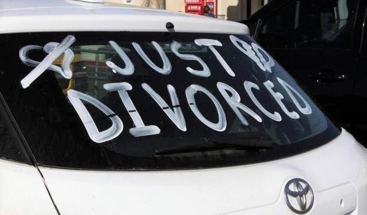 Một quân nhân Mỹ viết trên kính xe của mình “vừa ly hôn”; Nguồn: military.com