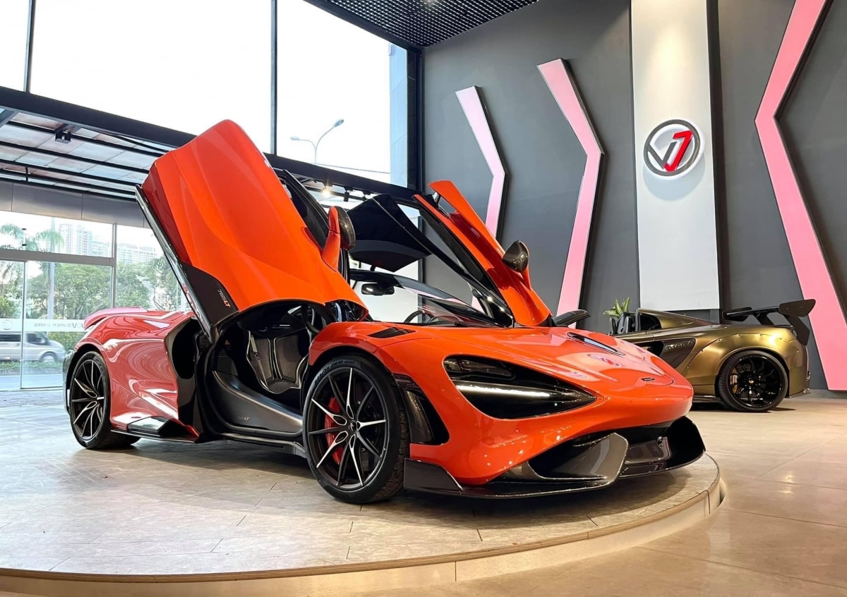 Đầu tiên, ngoại thất của xe sở hữu nhiều chi tiết được làm bằng sợi carbon ở líp trước, líp hông và khuếch tán sau. Ốp gương, ốp vòm bánh xe cũng được làm bằng vật liệu tương tự. 