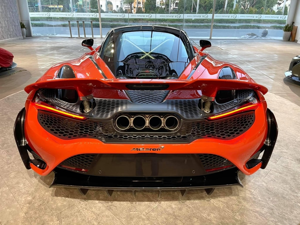  Trên bản hiệu năng cao này, McLaren đã kéo dàu cản trước cũng như đuôi xe, cùng với đó là cánh lướt gió có thiết kế mới lớn hơn so với 720S. Hệ thống ống xả cũng được thiết kế lại với bốn ống xả được đặt tại vị trí trung tâm thay cho bộ ống xả kép như trên 720S. 