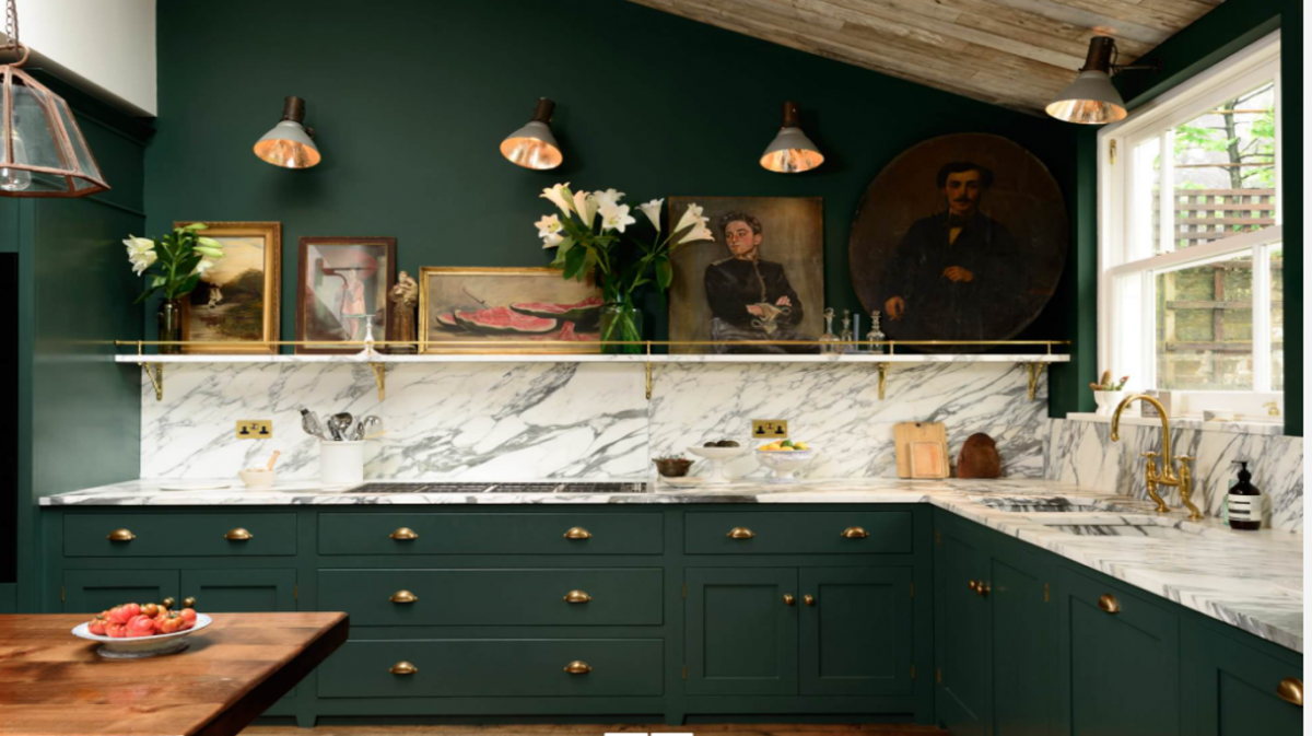 Màu xanh lá cây đã trở thành lựa chọn phổ biến của các nhà thiết kế, nhưng nếu màu xanh lá cây Pantone được yêu thích nhất năm 2017 không phù hợp với ngôi nhà của bạn thì màu xanh lá cây đậm hơn này rất có thể sẽ là sự thay thế hoàn hảo. Căn bếp ở London này được thiết kế hài hòa với phong cách lịch sử của ngôi nhà với tường và tủ bếp màu xanh lá cây đậm, làm nổi bật hệ thống mặt bàn bếp tinh tế làm bằng đá cẩm thạch trắng.