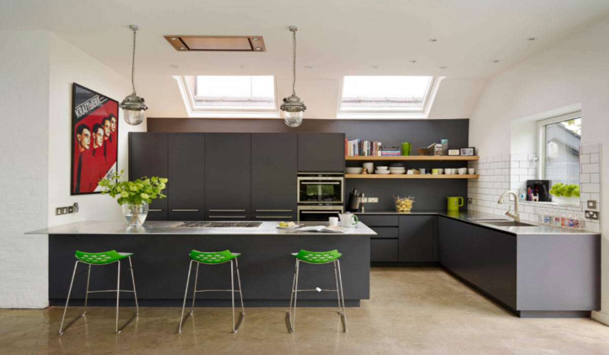 Một căn bếp phong cách hiện đại vẫn hoàn toàn phù hợp với gam màu tối và cũng rất hài hòa khi nó kết hợp với với các mảng màu sáng tương phản, chẳng hạn như phần đệm ghế màu xanh lá cây trong thiết kế này.