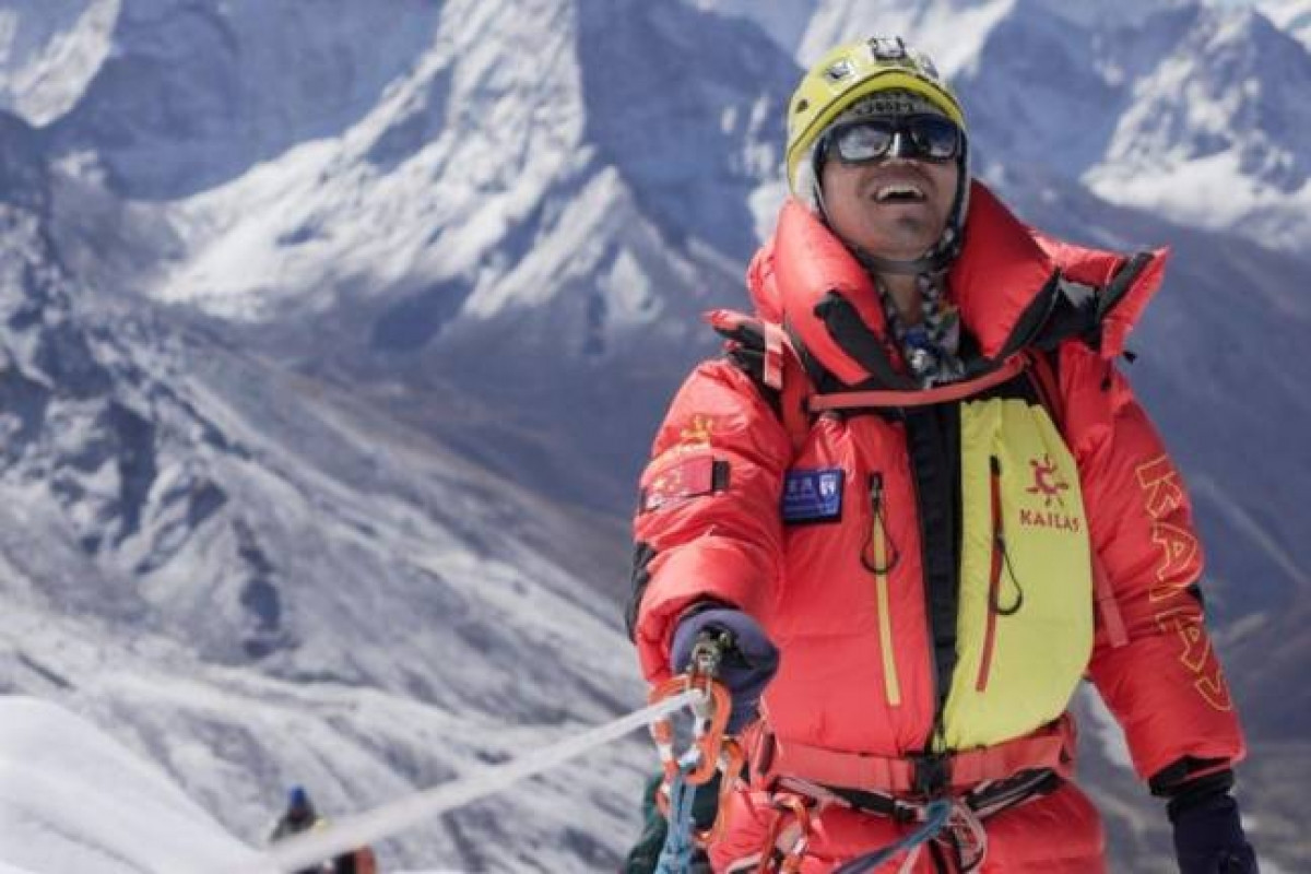 Ông Trương Hồng (Zhang Hong), 46 tuổi, người Trung Quốc, đã leo lên đỉnh núi Everest từ phía Nepal, trở thành người đàn ông khiếm thị đầu tiên tại châu Á chinh phục đỉnh Everest. Ảnh: Reuters