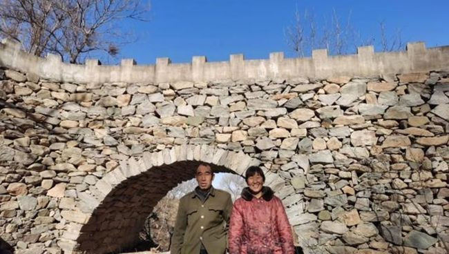 Thương vợ, chồng nhặt 20.000 hòn đá xây cầu suốt 5 năm - 1