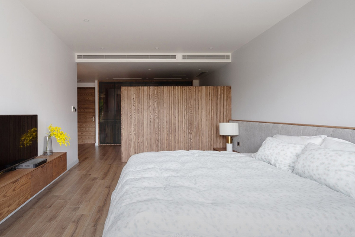Tầng 3 là phòng ngủ bố mẹ được bố trí như một căn hộ mini với các phân khu chức năng khác nhau: ngủ, vệ sinh, tủ quần áo và thay đồ. Tất cả được sắp xếp liên hoàn và tiện dụng.