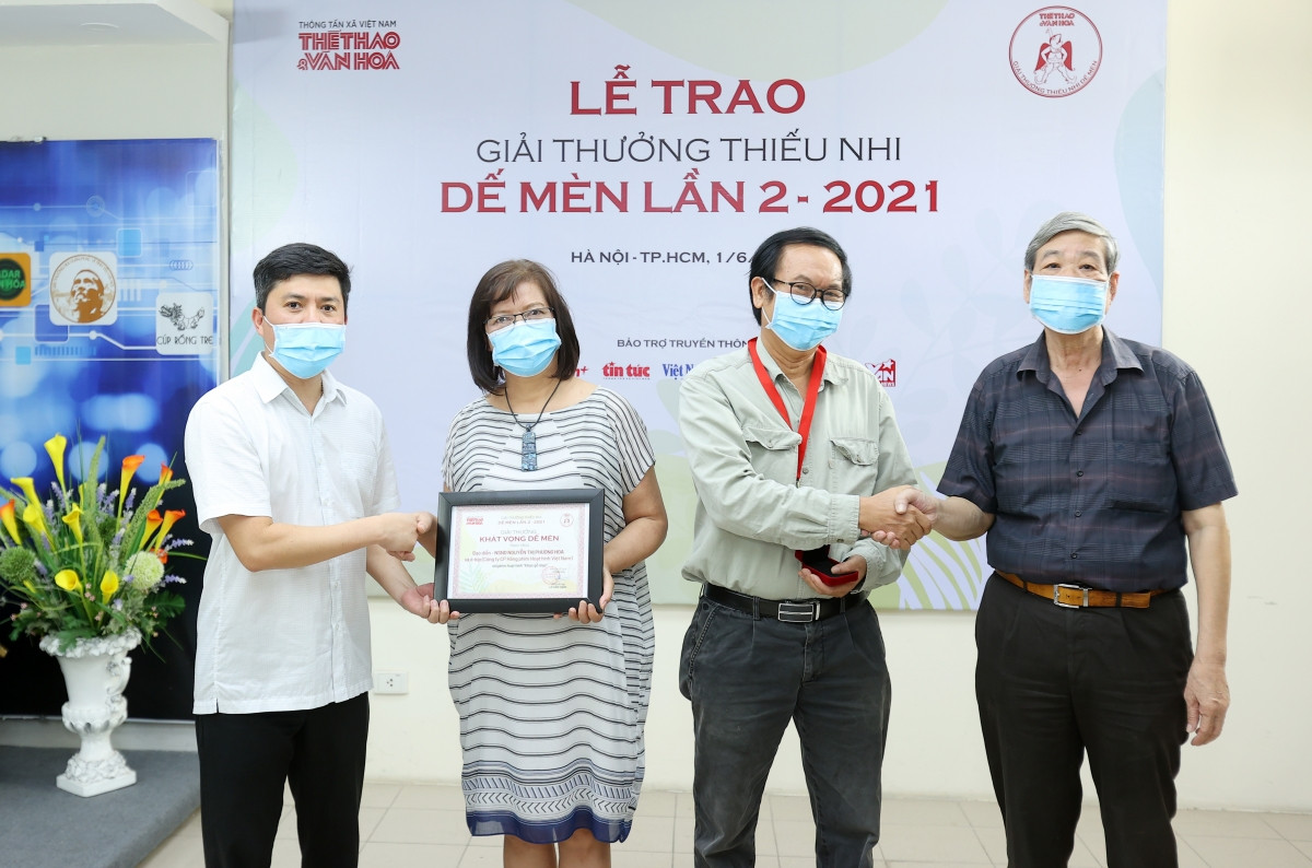 NSND Nguyễn Thị Phương Hoa và ông Phan Đức Tuấn nhận giải 