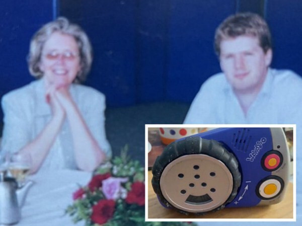 Người đàn ông bật khóc khi nghe tiếng người mẹ đã mất 23 năm lúc dọn nhà - 1