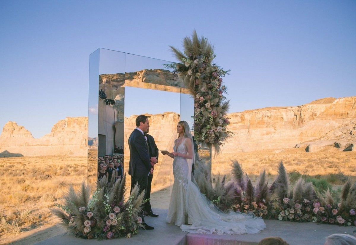 DJ Tiësto kết hôn với người mẫu Annika Backes tại Amangiri ở Utah. Buổi lễ diễn ra giữa thiết kế kiến ​​trúc độc đáo của khu nghỉ dưỡng với cảnh quan sa mạc tuyệt đẹp. Backes chia sẻ Vogue về lựa chọn địa điểm của họ : “Chúng tôi yêu thích sự yên lặng và khung cảnh khiến bạn cảm thấy như đang ở một hành tinh khác