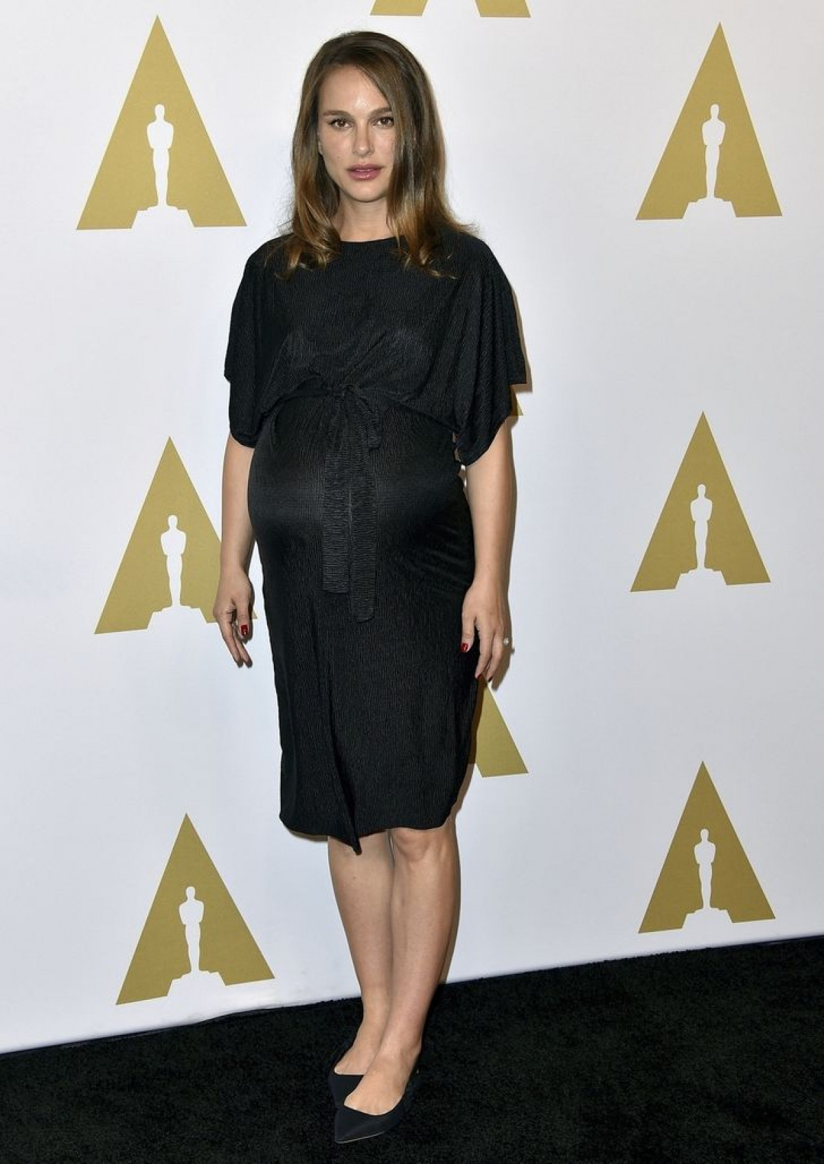 Natalie Portman mặc váy bầu màu đen của Topshop
