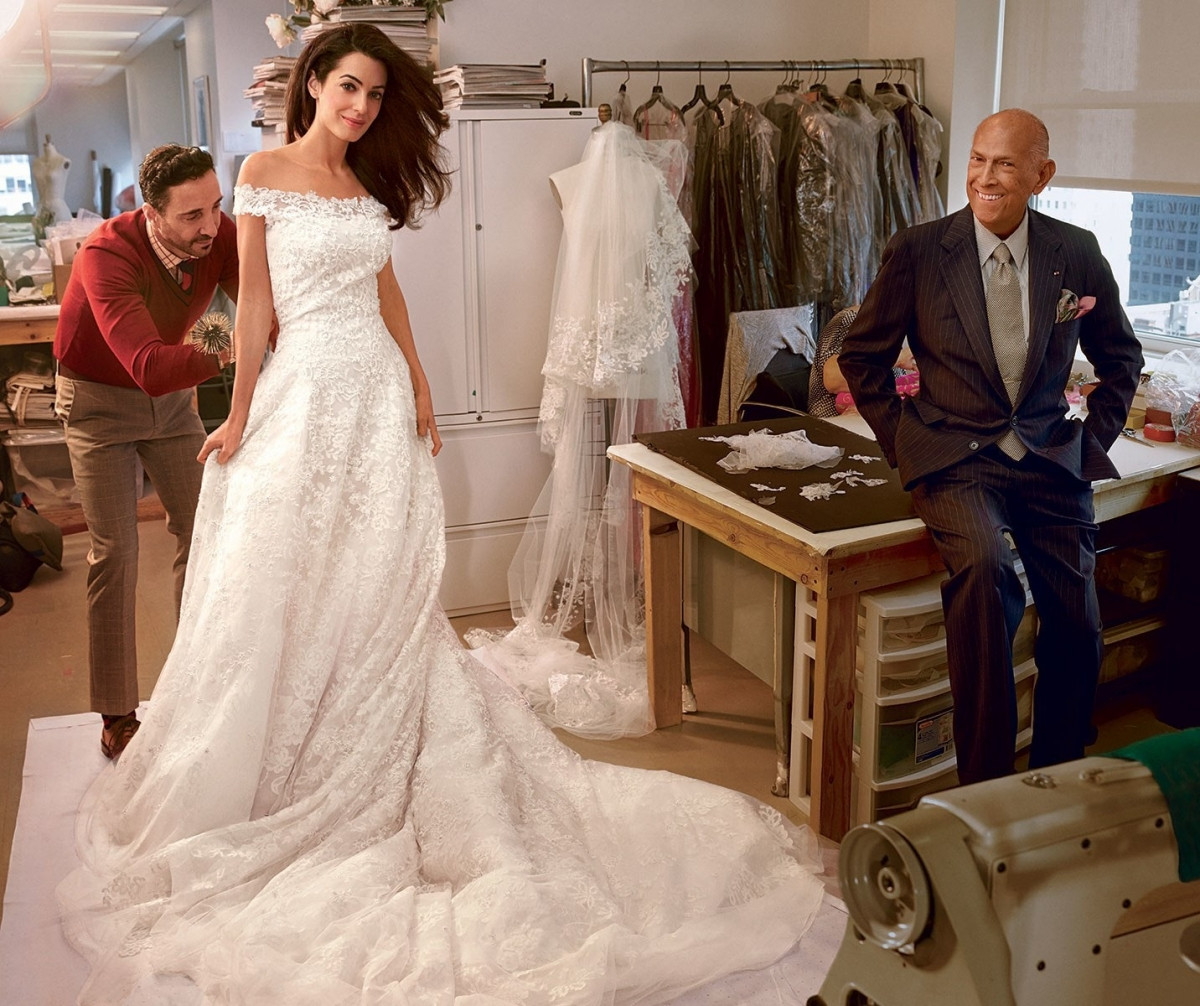 Trước đám cưới năm 2014 với ngôi sao hạng A của Hollywood George Clooney, nữ luật sư xinh đẹp Amal Alamuddin đã được Vogue chụp ảnh trong buổi thử váy cuối cùng với nhà thiết kế quá cố Oscar de la Renta. Đây không chỉ là khoảnh khắc tuyệt đẹp không chỉ với Amal mà còn có ý nghĩa với giới thời trang. 