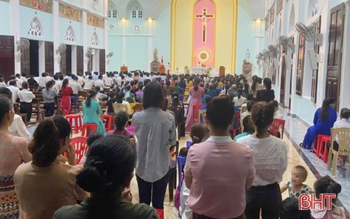 Linh mục Phạm Thế Hưng tổ chức lễ chúa nhật tại nhà thờ giáo xứ với khoảng 300 giáo dân tham gia, bất chấp các quy định về phòng, chống dịch COVID-19. (Nguồn: Báo Hà Tĩnh)