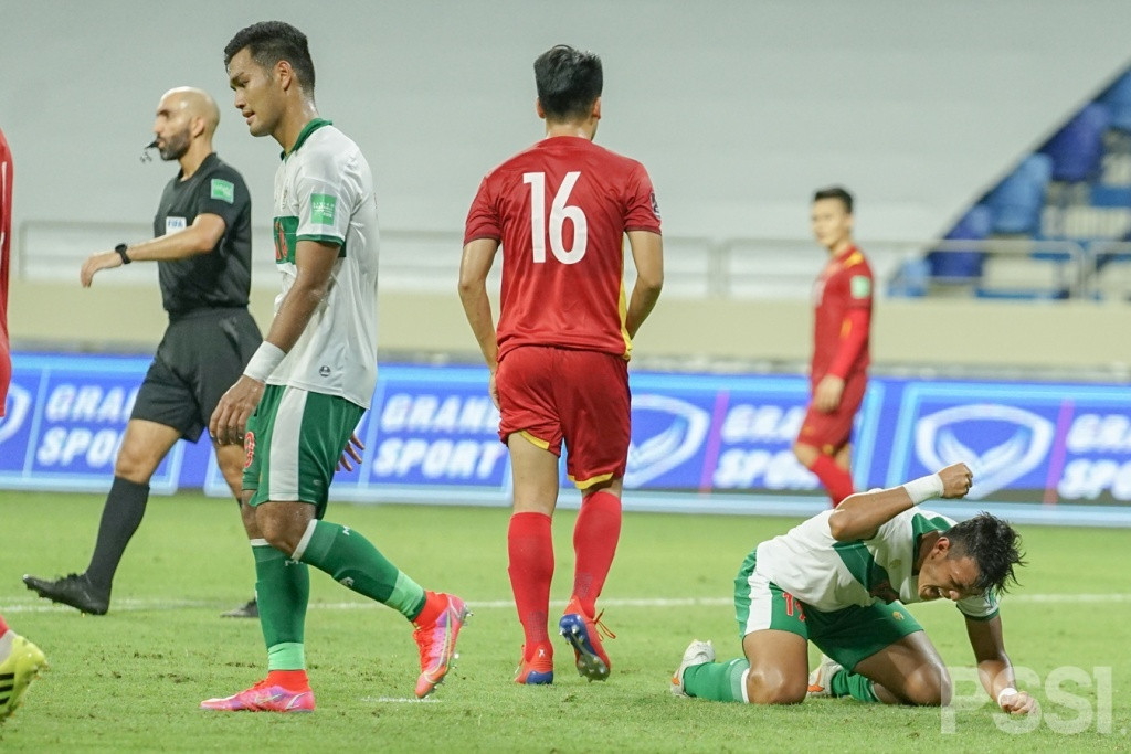 Tuyển Việt Nam 4-0 Indonesia: Bóng đá thiên thần đối đầu những gầm giày ác ý - 2