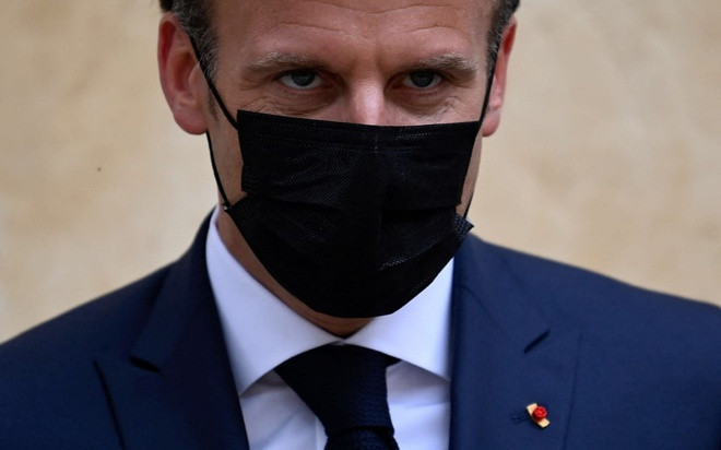 Tổng thống Pháp bị tát trong lúc đi dạo - 1