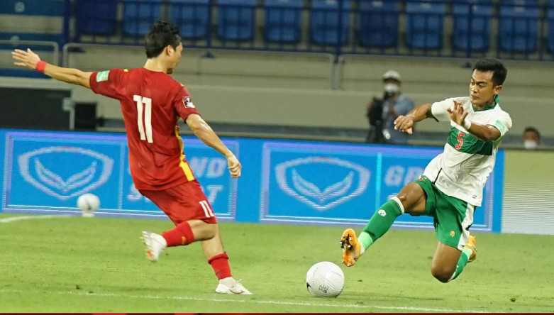 Thua xa đẳng cấp Việt Nam, tuyển Indonesia chăm chăm 'bỏ bóng, đá người' - 1