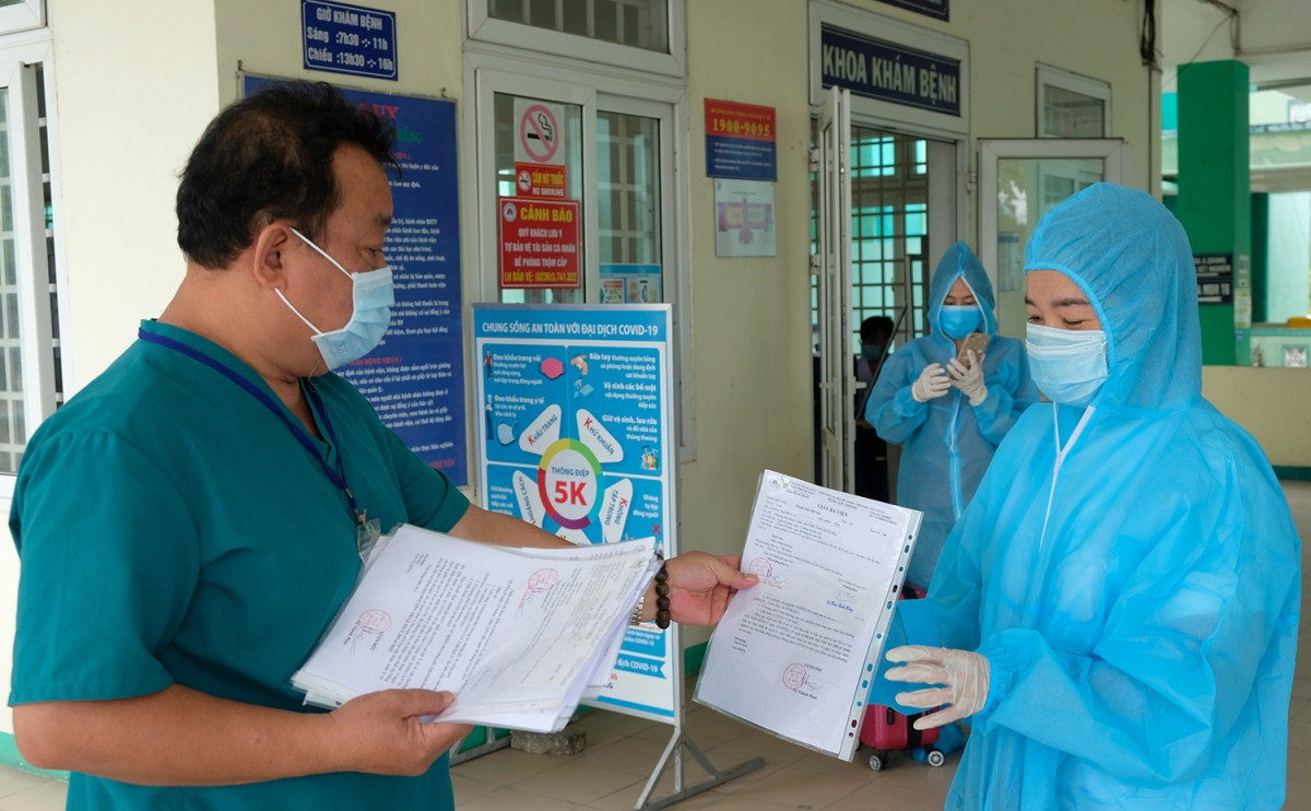 Giám đốc Bệnh viện Phổi Đà Nẵng trao giấy ra viện cho bệnh nhân chữa khỏi COVID-19.