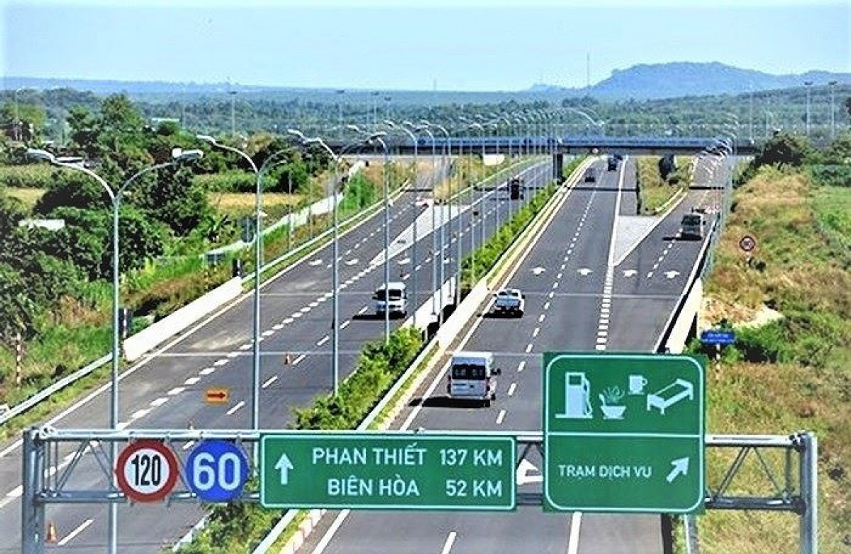 Một hạn chế rất lớn nữa của mạng đường cao tốc Việt Nam là việc phân bố không đồng đều giữa các vùng, miền.