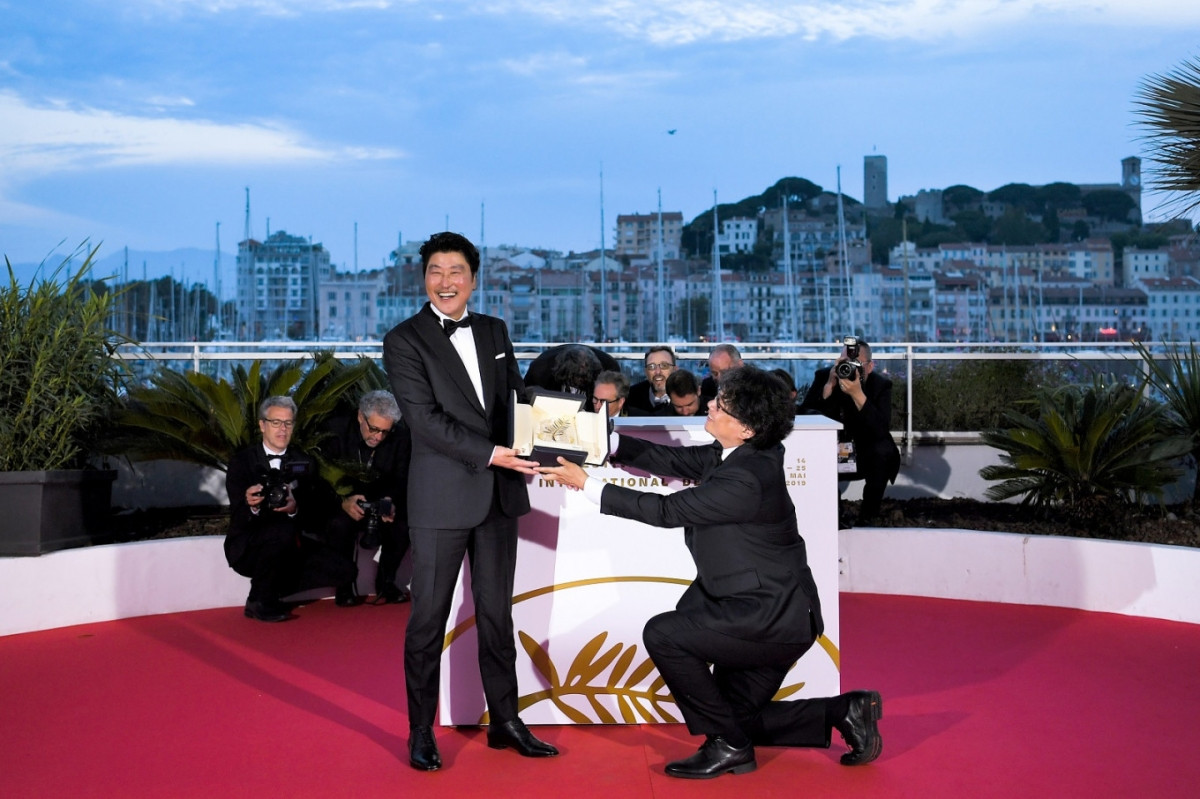 Đạo diễn Bong Joon Ho đã quỳ gối để trao lại giải thưởng Cành cọ vàng, tôn vinh Song Kang Ho tại Cannes vào năm 2019.