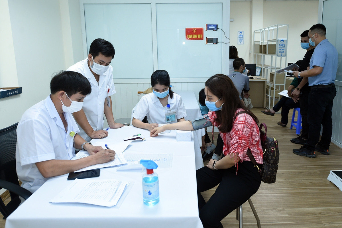 Vaccine COVID-19 đầu tiên của Việt Nam thử nghiệm giai đoạn 3 trên người.