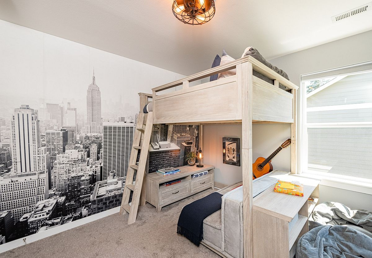 Phòng ngủ dành cho bé trai khá sinh động với bức tranh quang cảnh thành phố cùng chiếc giường gác xép có góc học tập bên dưới.