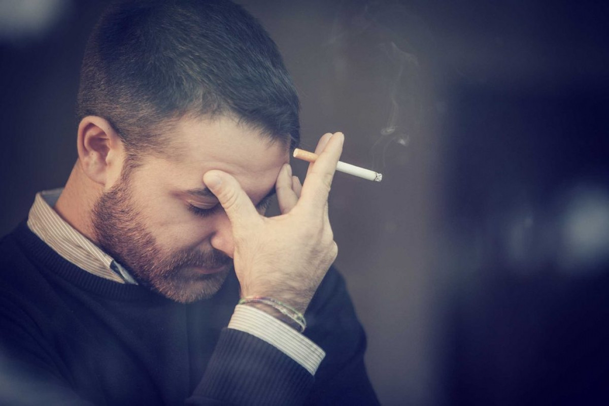 Hút thuốc lá: Nghiên cứu đã cho thấy những người hút thuốc lá có nguy cơ bị đau thắt lưng mãn tính cao hơn người không hút thuốc lá.