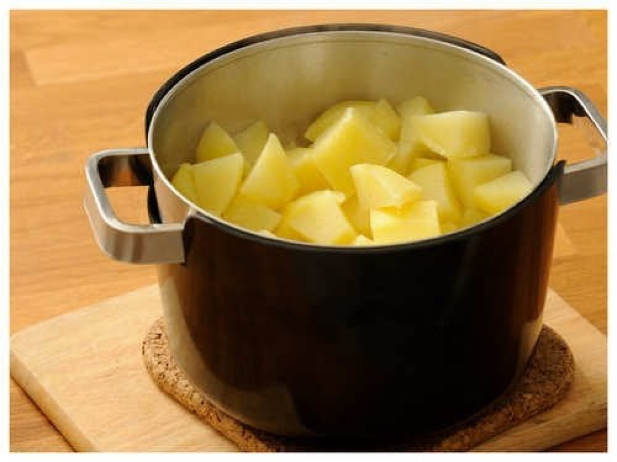 Khi bạn đã rửa sạch khoai tây, hãy cắt chúng thành từng khối vuông để đỡ tốn thời gian luộc. Nếu khoai tây có kích thước rất nhỏ thì không cần phải cắt.