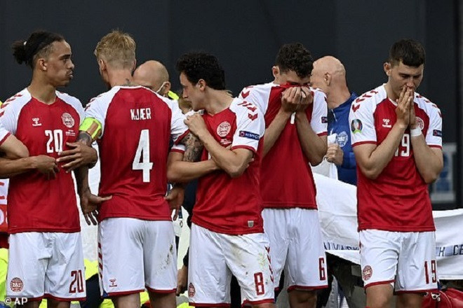 Eriksen đột quỵ: Cầu thủ, khán giả rơi nước mắt cầu nguyện - 3