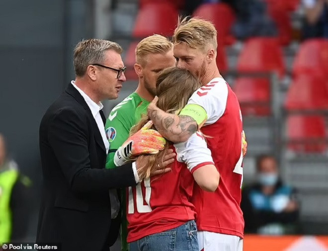 Eriksen đột quỵ: Cầu thủ, khán giả rơi nước mắt cầu nguyện - 5