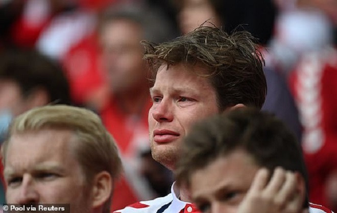 Eriksen đột quỵ: Cầu thủ, khán giả rơi nước mắt cầu nguyện - 7